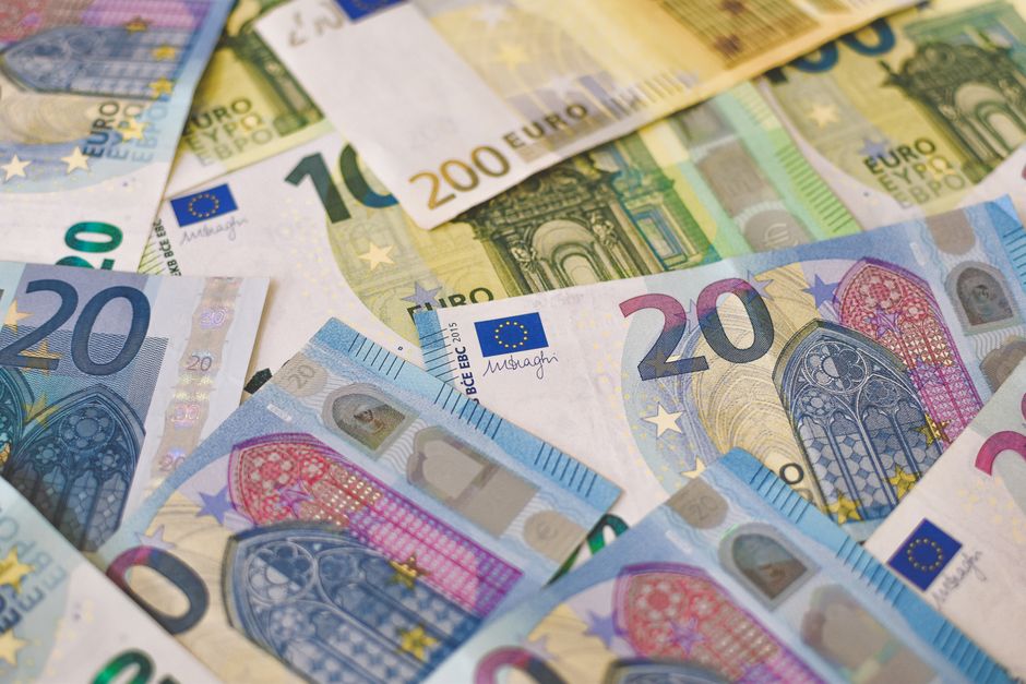 Dokumenty i pieczęć — fundusze unijne dla przedsiębiorstw 2021-2027